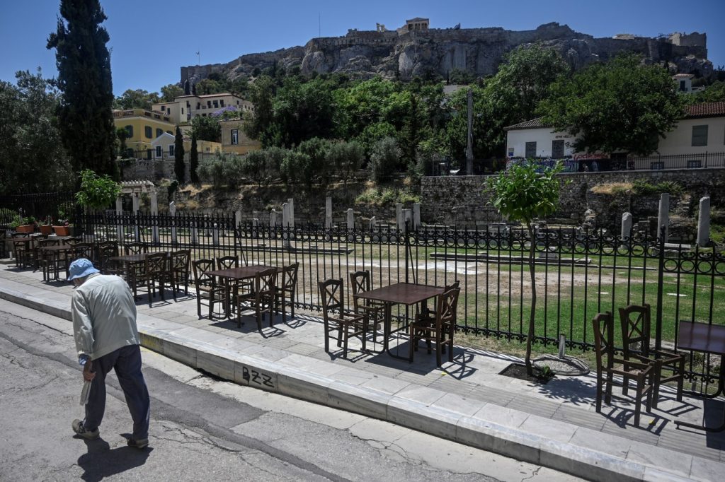 Greece welcomes foreign visitors, restarts summer tourism