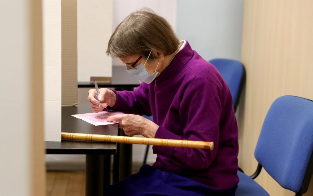 Ruling conservatives set to win Serbian parliamentary vote