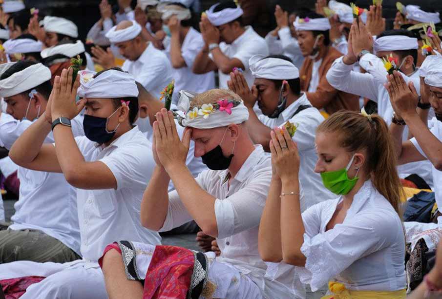 Bali holds mass prayers for reopening from coronavirus lockdown