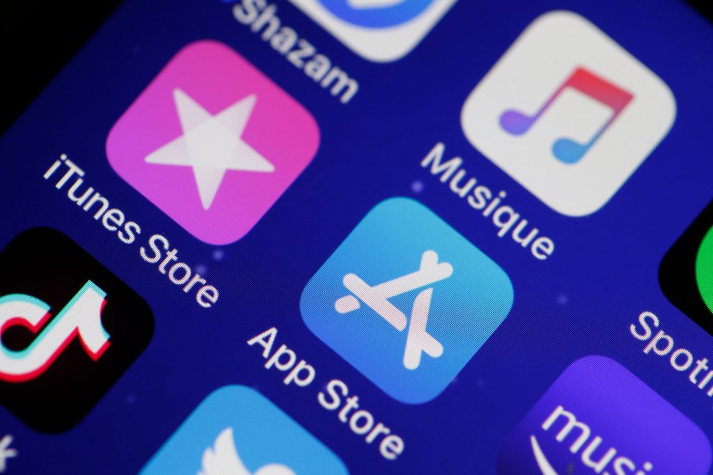 A new Senate bill would totally upend Apple and Google’s app store dominance