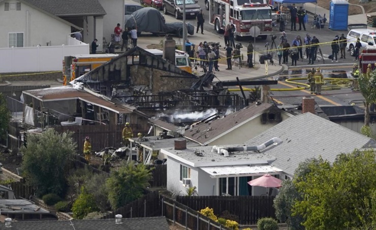 Plane crash kills 2, burns homes in California neighborhood