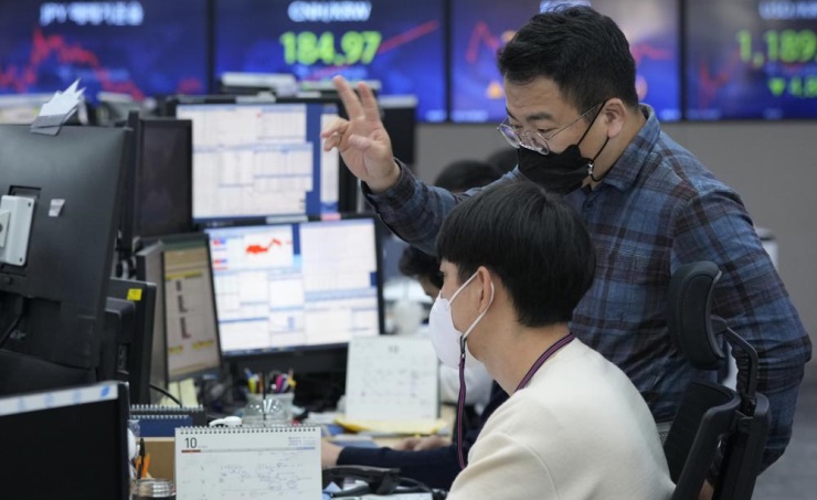 Asian shares rise as Wall Street tech gain boosts optimism