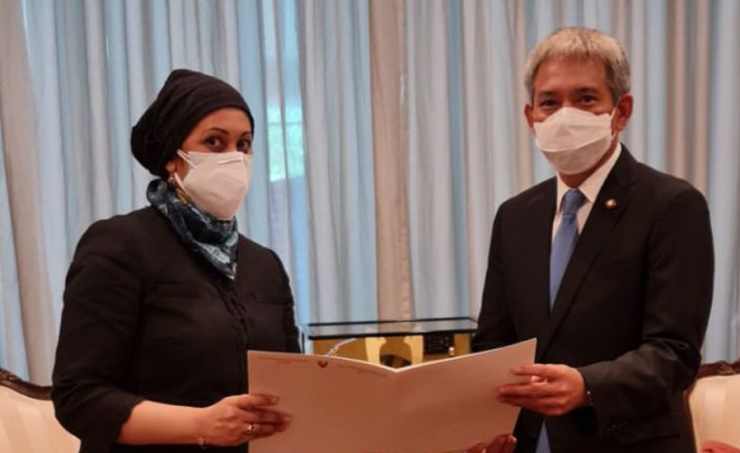 Ambassador-designate to Thailand presents copy of credentials