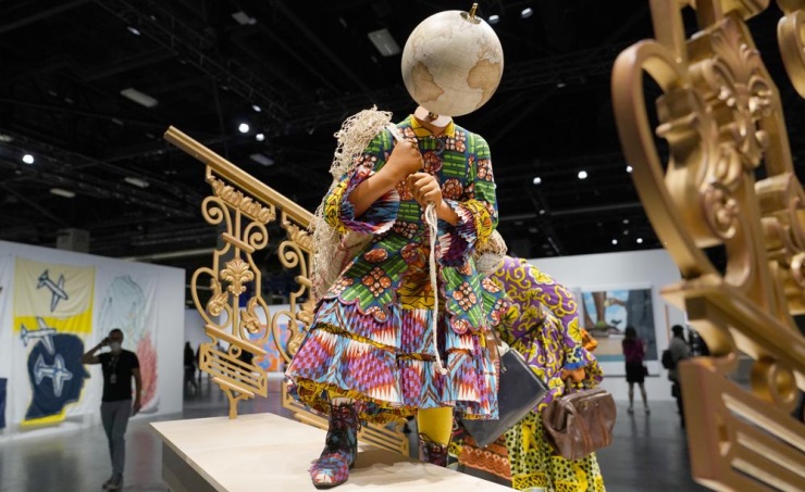 Celebs, fashion, 24k chicken wings at Miami Art Basel