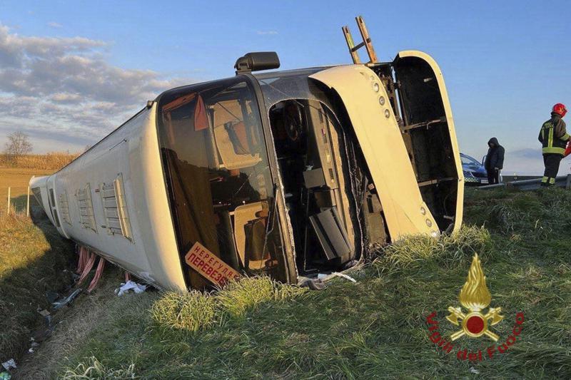 Bus full of Ukrainian refugees overturns in Italy