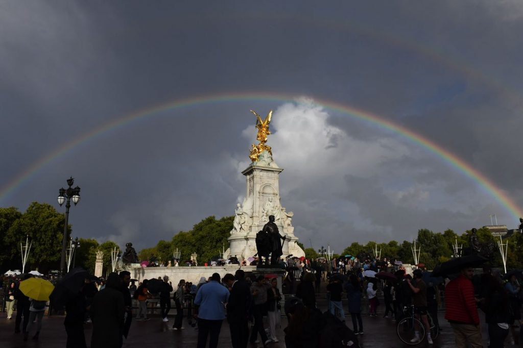 Double Rainbow appears over the Buckingham Palace as nation gathers to Mourn Queen’s death