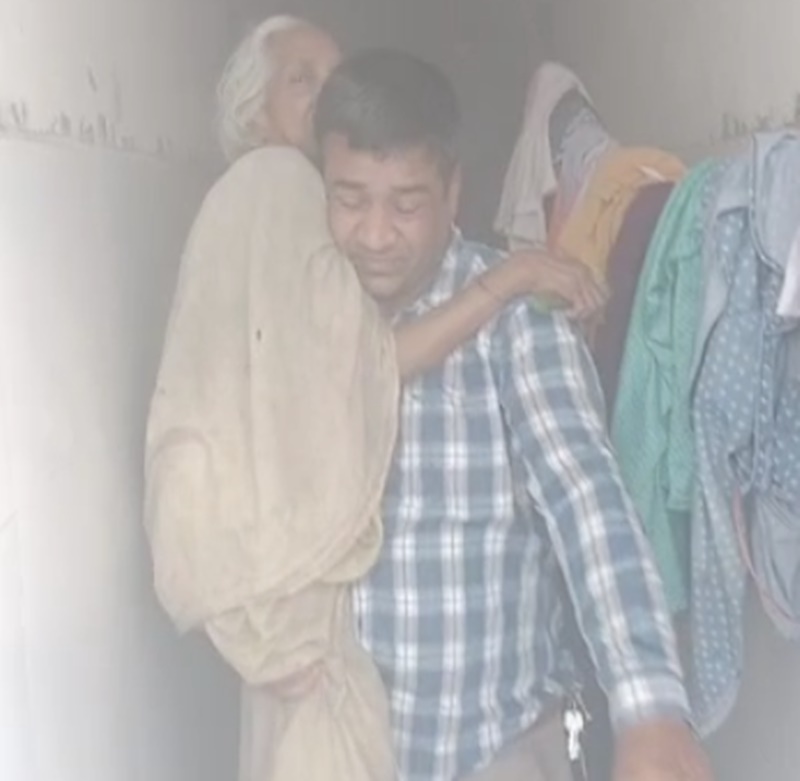 Delhi Police rescues elderly couple after building catches fire delhi-police-rescues-elderly-couple-after-building-catches-fire