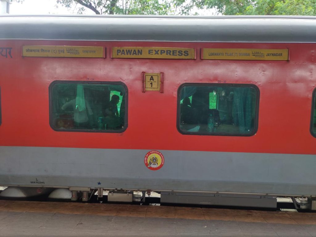Pawan express runs for 10 km with broken wheel in Bihar pawan-express-runs-for-10-km-with-broken-wheel-in-bihar