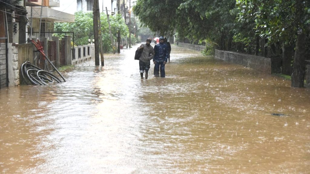 Heavy rain paralyse normal life in K’taka heavy-rain-paralyse-normal-life-in-k’taka