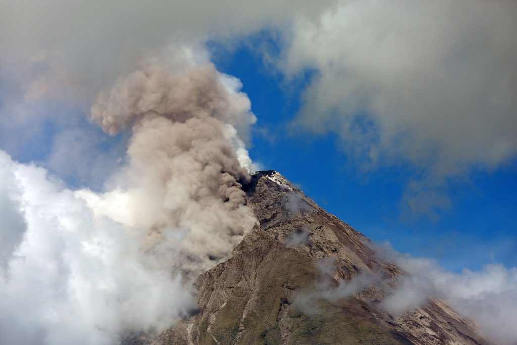 philippines’-erupting-mayon-volcano-reports-more-seismic-activities