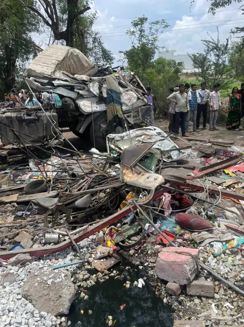 12 killed as truck rams 2 vehicles, crashes into dhaba in Maharashtra’s Dhule (2nd Ld) 12-killed-as-truck-rams-2-vehicles,-crashes-into-dhaba-in-maharashtra’s-dhule-(2nd-ld)