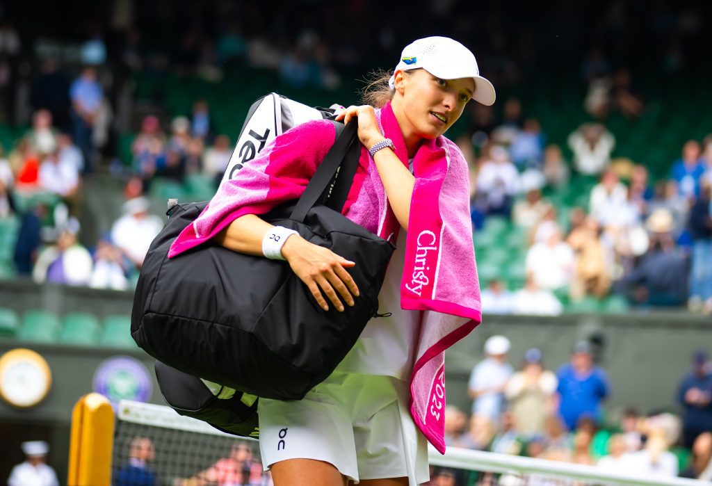 wimbledon:-swiatek-cruises-into-third-round,-kostyuk-knocks-out-sakkari