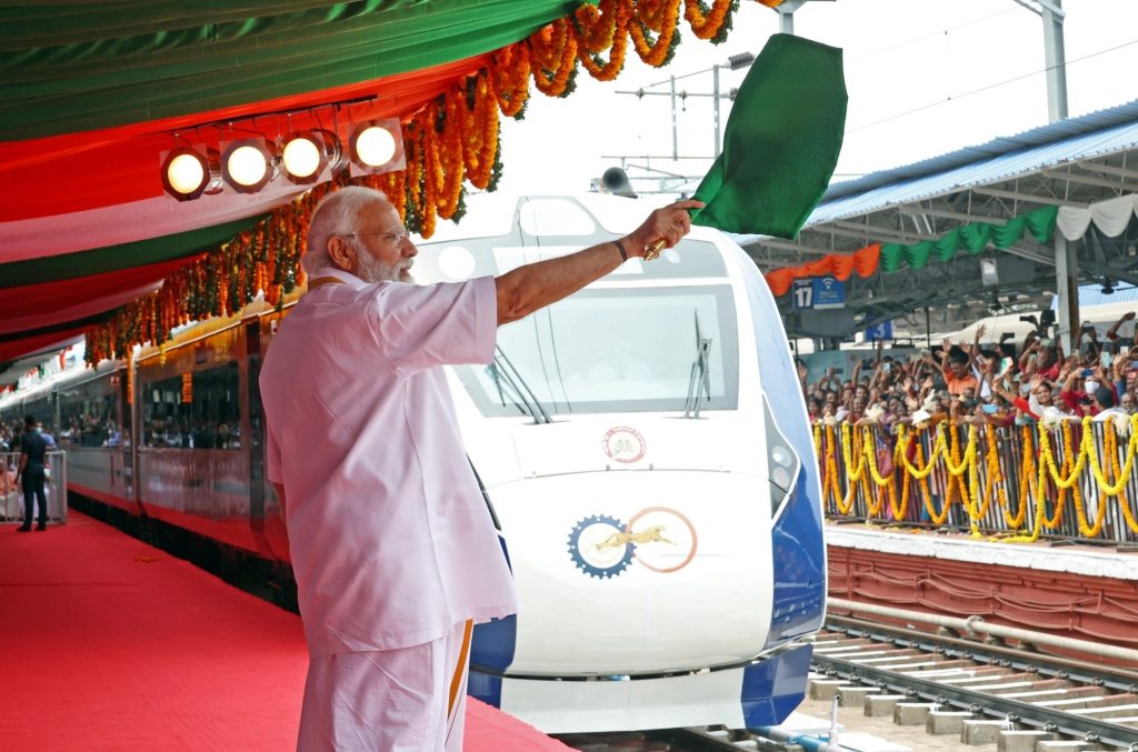 Gorakhpur-Lucknow Vande Bharat train commences its first journey gorakhpur-lucknow-vande-bharat-train-commences-its-first-journey