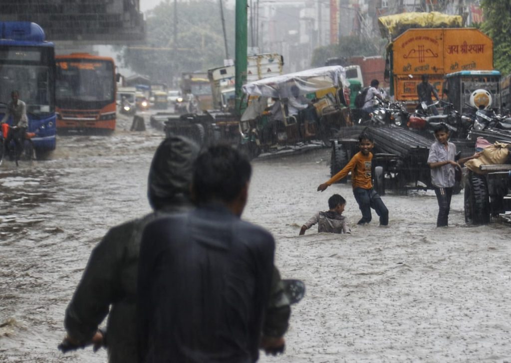 waterlogging,-traffic-congestion-in-parts-of-delhi-after-heavy-rain