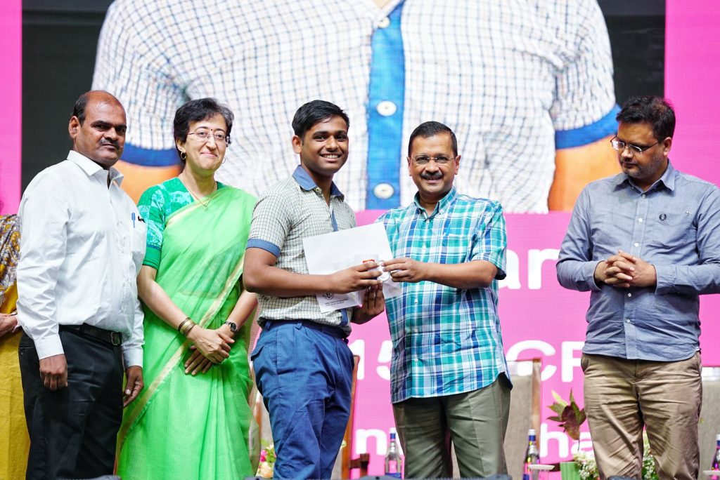 kejriwal-felicitates-iit-jee,-neet-toppers-of-govt-schools