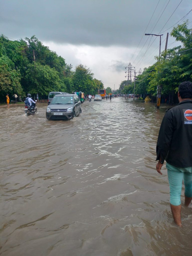 gurugram-admin-issues-wfh-advisory-to-corporate,-private-offices-due-to-heavy-rains
