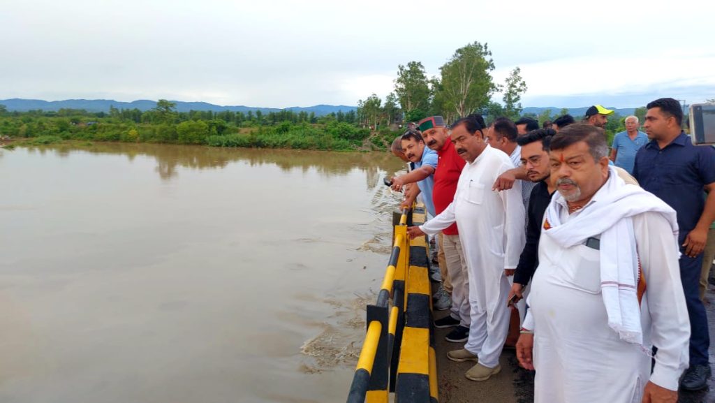 met-predicts-continuation-of-heavy-rain-in-himachal,-avoid-travel