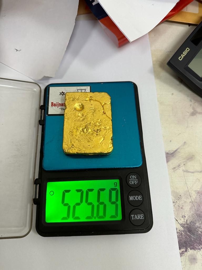 5-held-at-rgia-with-1.93-kg-gold,-62,400-cigarette-sticks