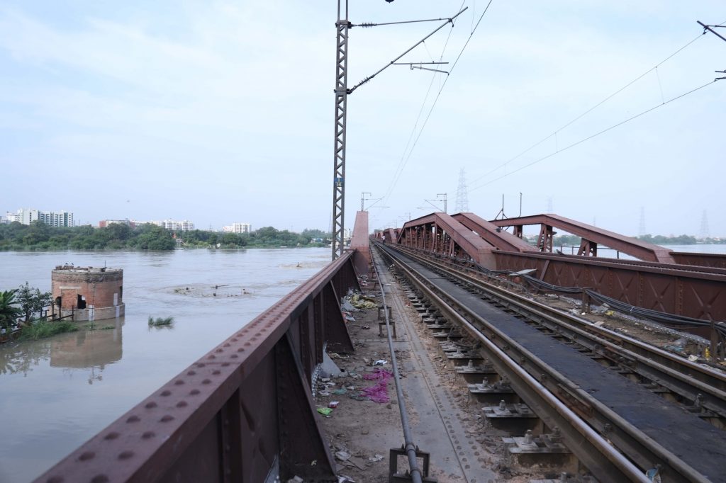 rail-traffic-temporarily-suspended-on-old-yamuna-bridge-after-water-level-crosses-danger-mark