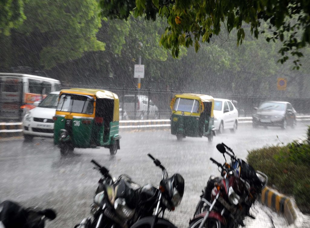 Delhi records min temp of 24.4 degrees, moderate rainfall predicted delhi-records-min-temp-of-24.4-degrees,-moderate-rainfall-predicted