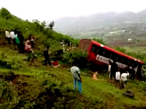 1-feared-dead,-10-injured-as-bus-tumbles-into-gorge-in-maha