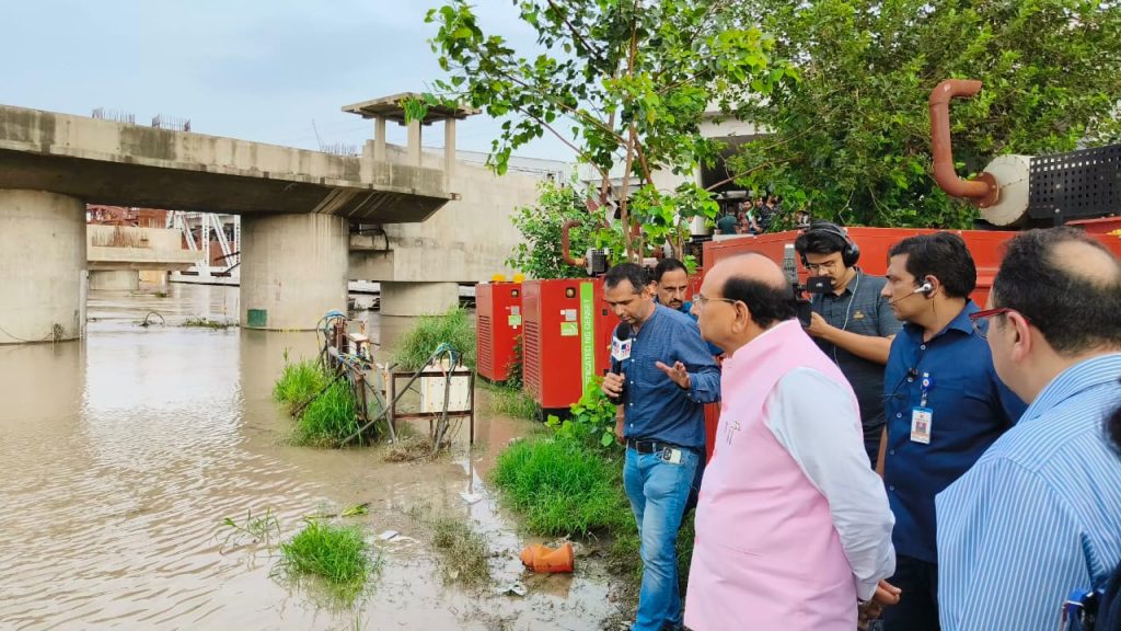 lg-visits-yamuna-bank,-says-water-can’t-be-stored-at-hathni-kund-as-it-is-a-barrage