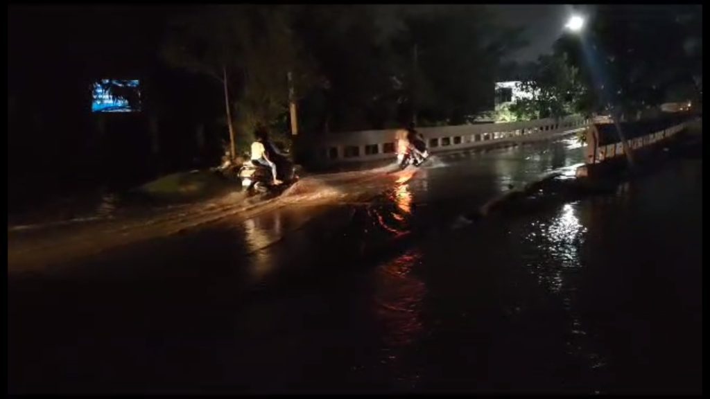 Yamuna river water level surpasses danger mark in Delhi, submerges stretch of Ring Road yamuna-river-water-level-surpasses-danger-mark-in-delhi,-submerges-stretch-of-ring-road