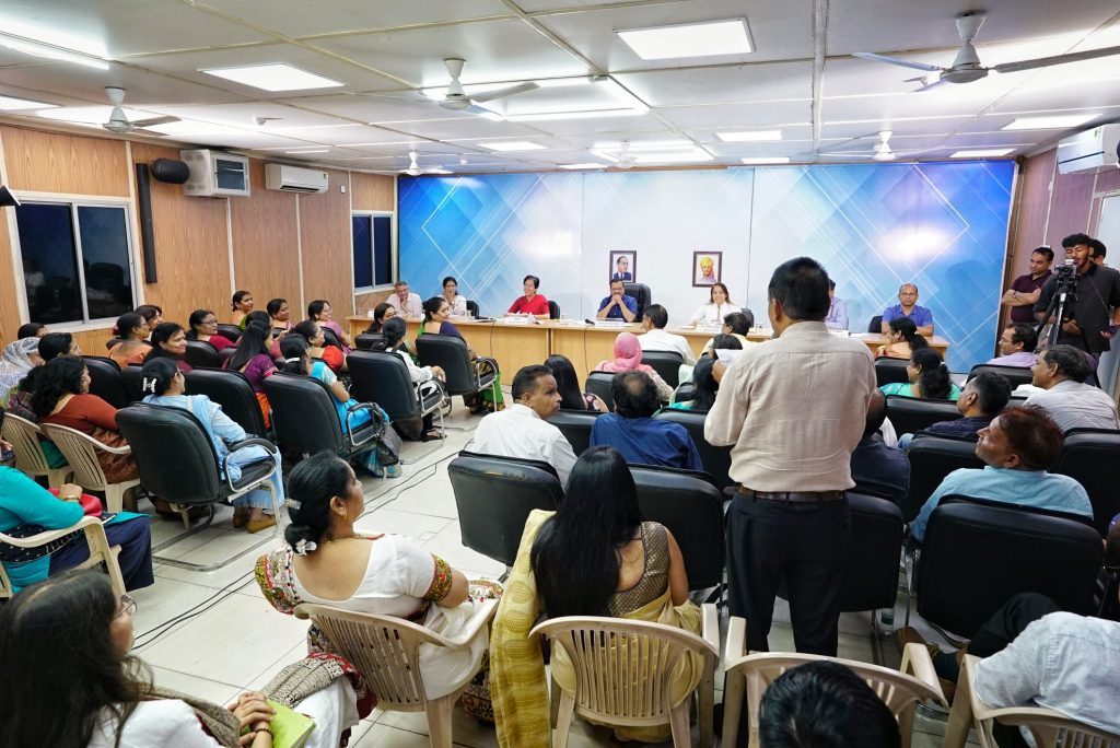 kejriwal-meets-50-mcd-school-principals-who-underwent-training-at-iim-ahmedabad