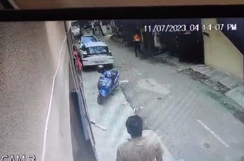 B’luru double-murder: CCTV footage shows accuse leaving the crime spot b’luru-double-murder:-cctv-footage-shows-accuse-leaving-the-crime-spot