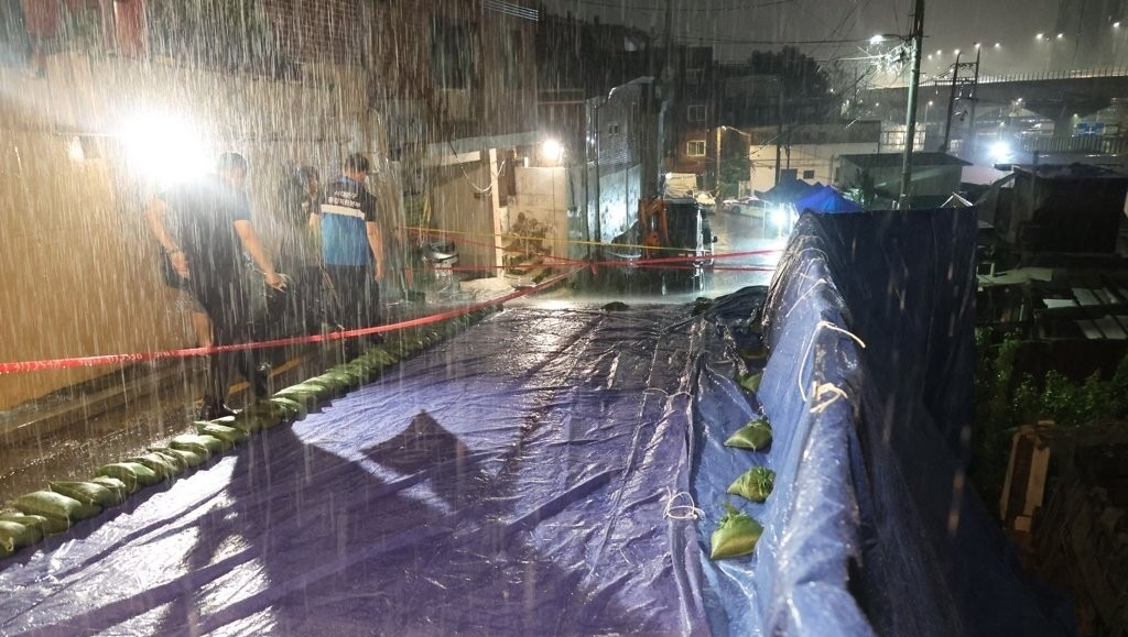 Heavy rain leaves 4,000 households in Seoul without electricity heavy-rain-leaves-4,000-households-in-seoul-without-electricity