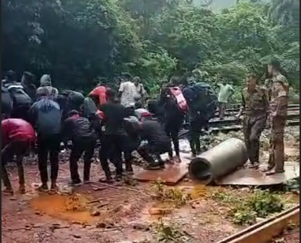 Unauthorised Dudhsagar visitors made to ‘sit-ups’ for walking on railway tracks unauthorised-dudhsagar-visitors-made-to-‘sit-ups’-for-walking-on-railway-tracks