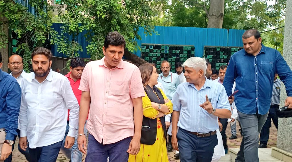 Saurabh Bhardwaj visits hospitals, says govt will provide dengue cards to school children saurabh-bhardwaj-visits-hospitals,-says-govt-will-provide-dengue-cards-to-school-children