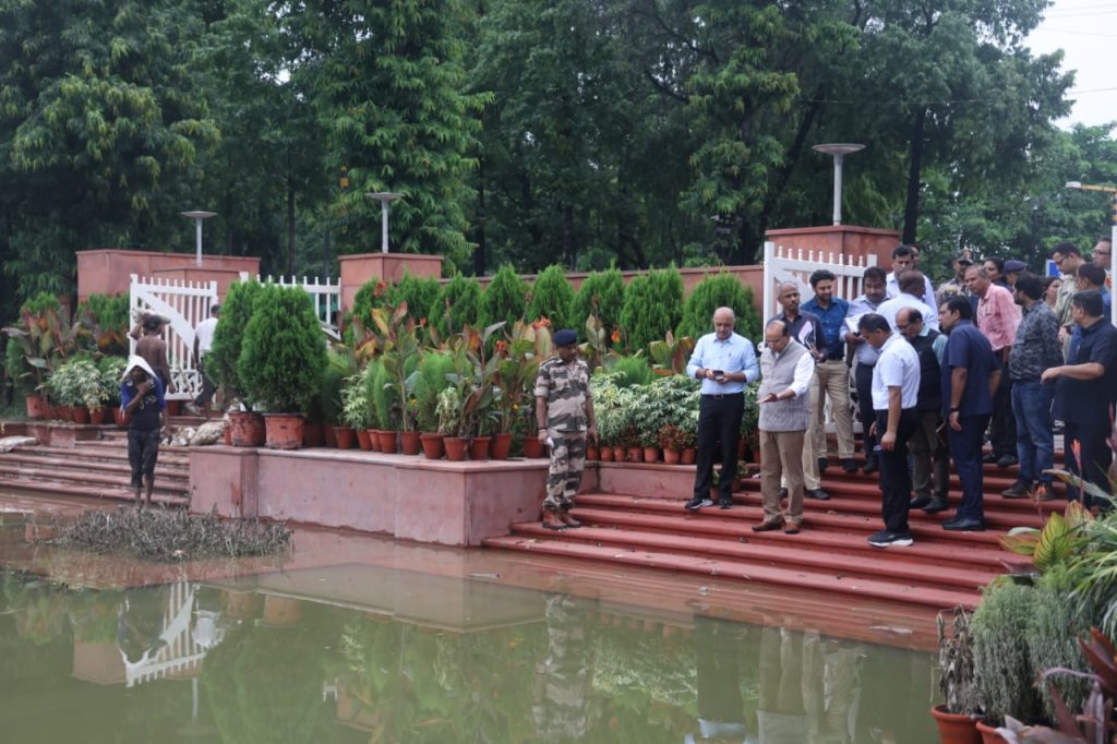 delhi-lg-inspects-water-logging-at-rajghat