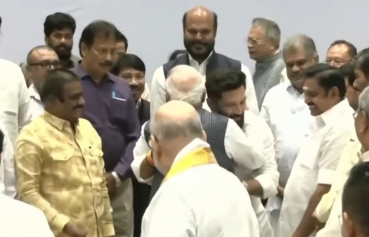 chirag-paswan-touches-pm-modi’s-feet-during-nda-meet