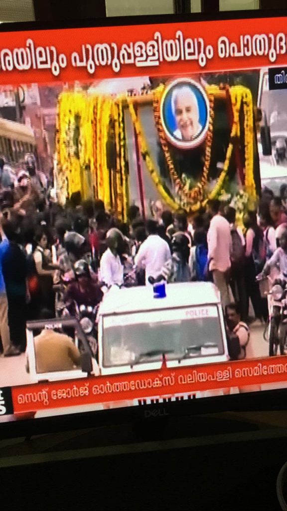 A teary goodbye to Oommen Chandy, as hearse leaves for Kottayam a-teary-goodbye-to-oommen-chandy,-as-hearse-leaves-for-kottayam