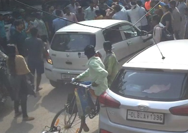 Couple held for assaulting domestic help, mob confrontation caught on video (Ld) couple-held-for-assaulting-domestic-help,-mob-confrontation-caught-on-video-(ld)