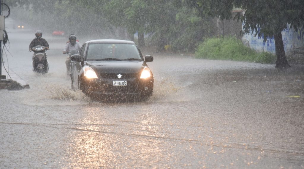 rains-continue-in-parts-of-telangana,-godavari-in-spate