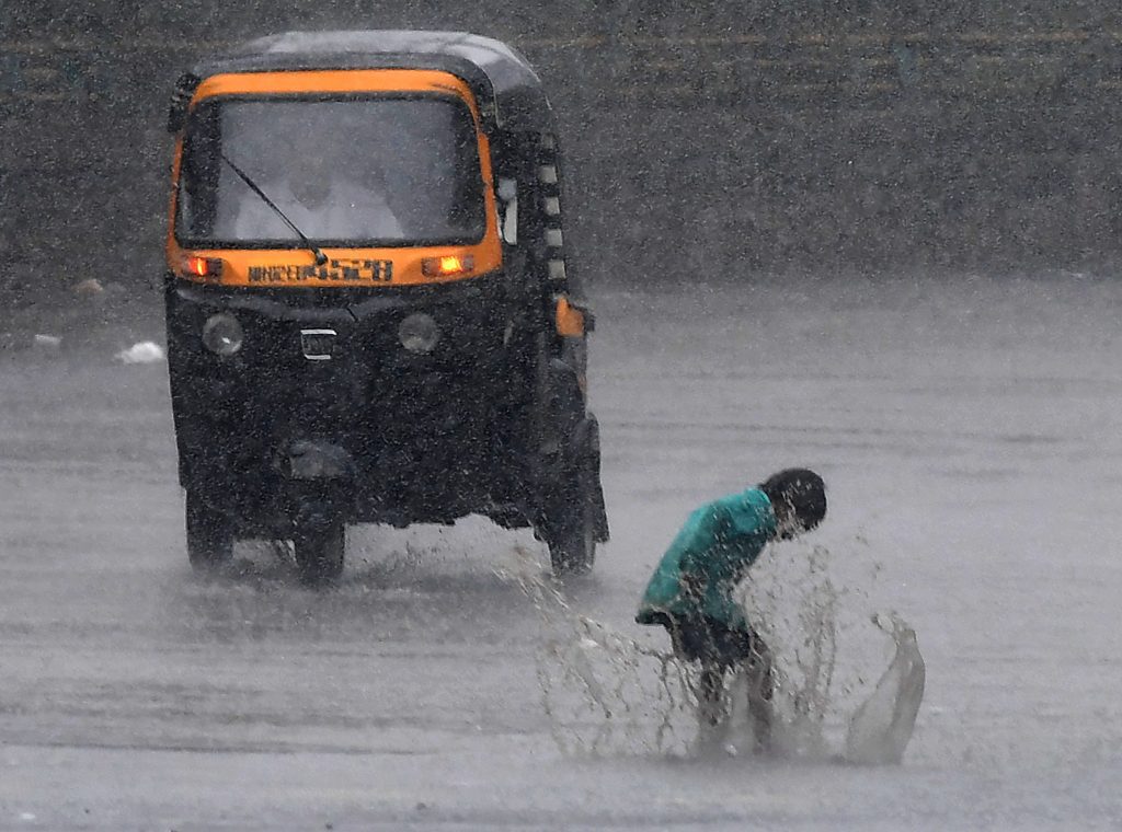 orange-alert-issued-for-mumbai,-7-other-districts-for-tuesday