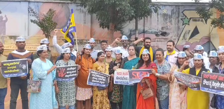 AAP stages protest in B’luru against Manipur violence aap-stages-protest-in-b’luru-against-manipur-violence