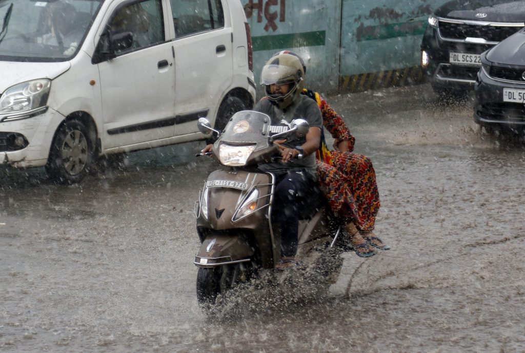 Heavy rain lashes Delhi, roads waterlogged in several areas heavy-rain-lashes-delhi,-roads-waterlogged-in-several-areas