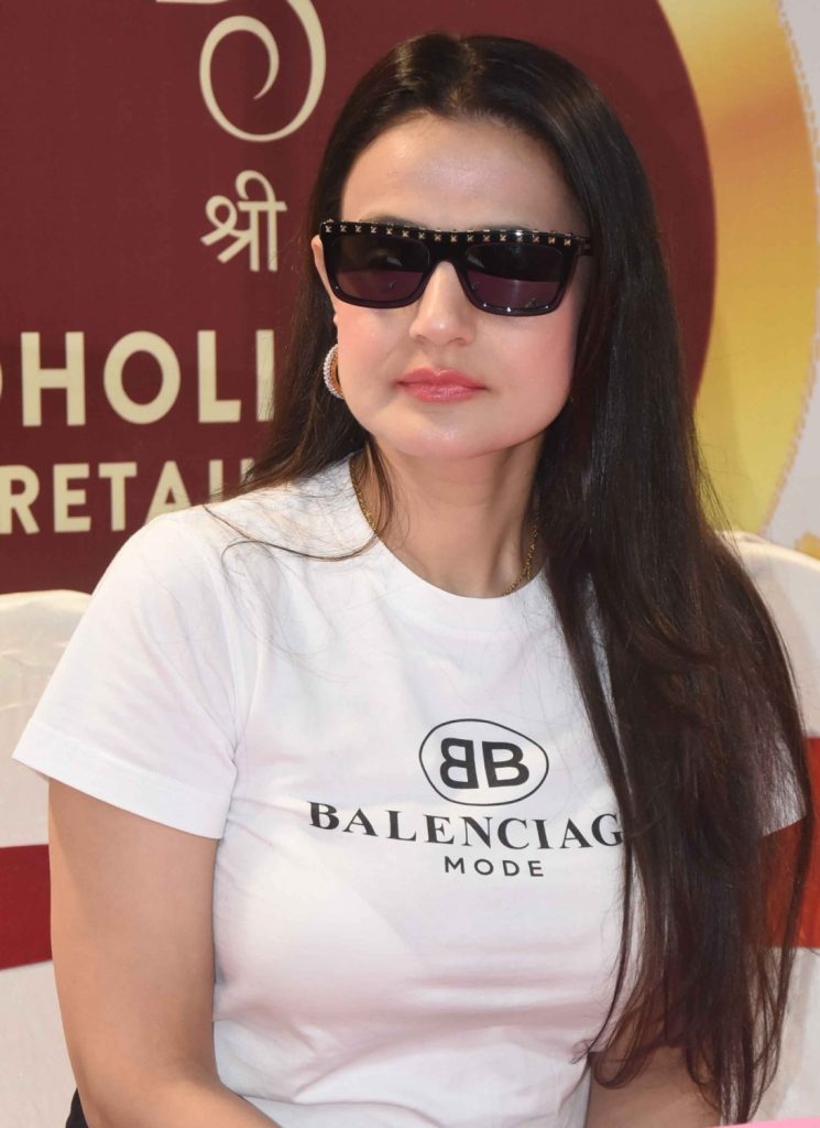 ranchi-court-imposes-rs-500-fine-on-ameesha-patel-in-cheque-bounce-case