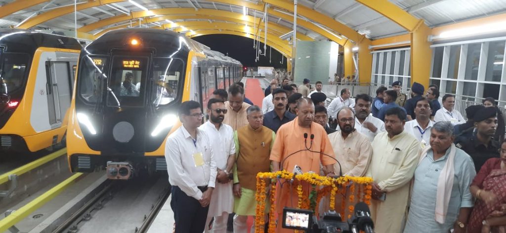 yogi-adityanath-inaugurates-high-speed-train-trial-of-agra-metro