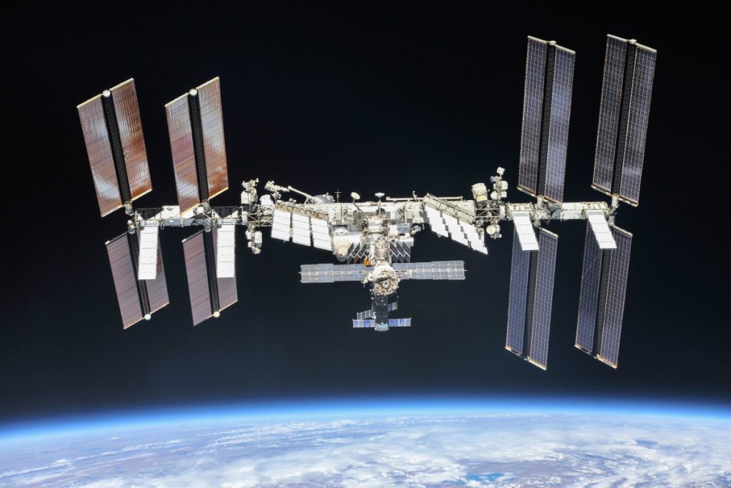 power-outage-causes-nasa-to-briefly-lose-contact-with-iss:-report