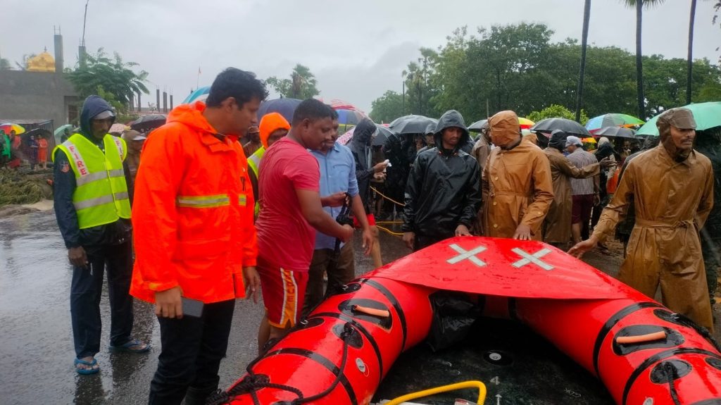 army-helicopters-for-rescue-in-flood-hit-telangana-village