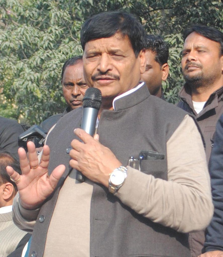 midnight-drama-in-lucknow-after-sp-leader-shivpal-yadav’s-personal-secretary-detained