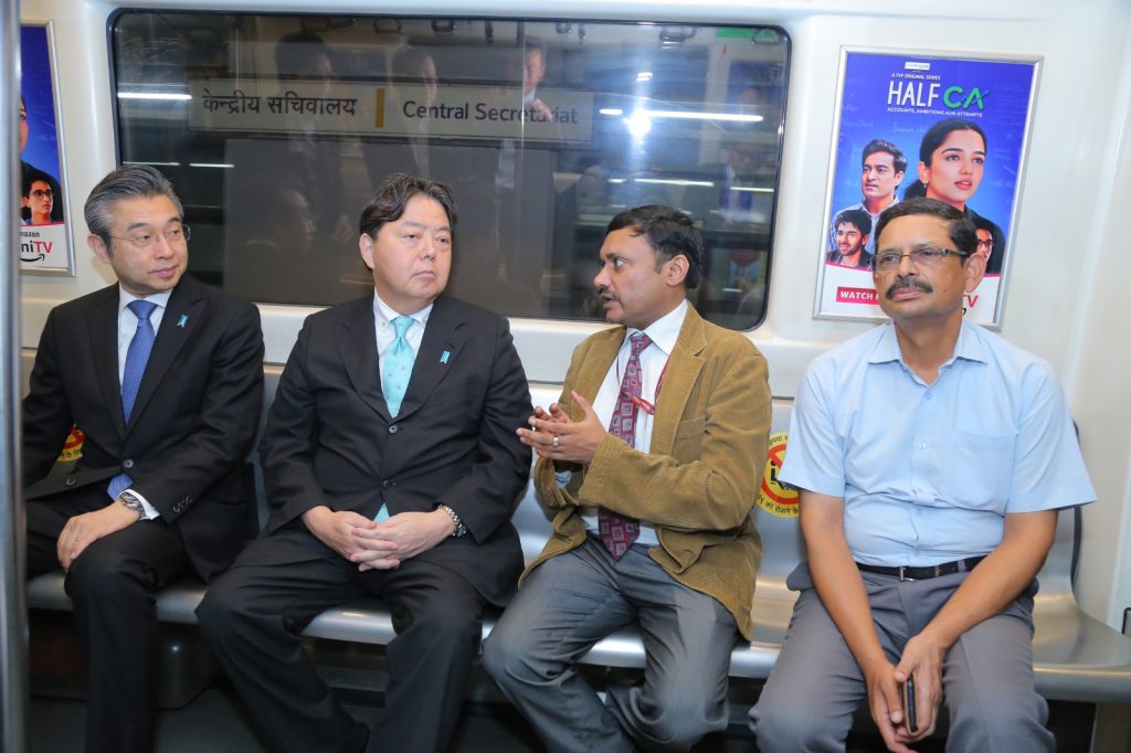 japanese-foreign-minister-travels-in-delhi-metro-from-central-secretariat-to-chawri-bazaar
