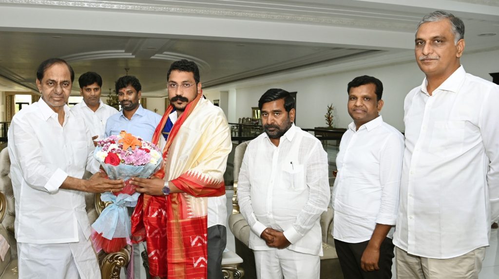 bhim-army-chief-meets-kcr,-lauds-telangana-schemes-for-dalits