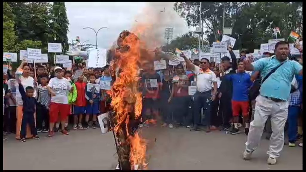 manipuri-activists-burn-effigies-of-mizoram-chief-minister-in-imphal