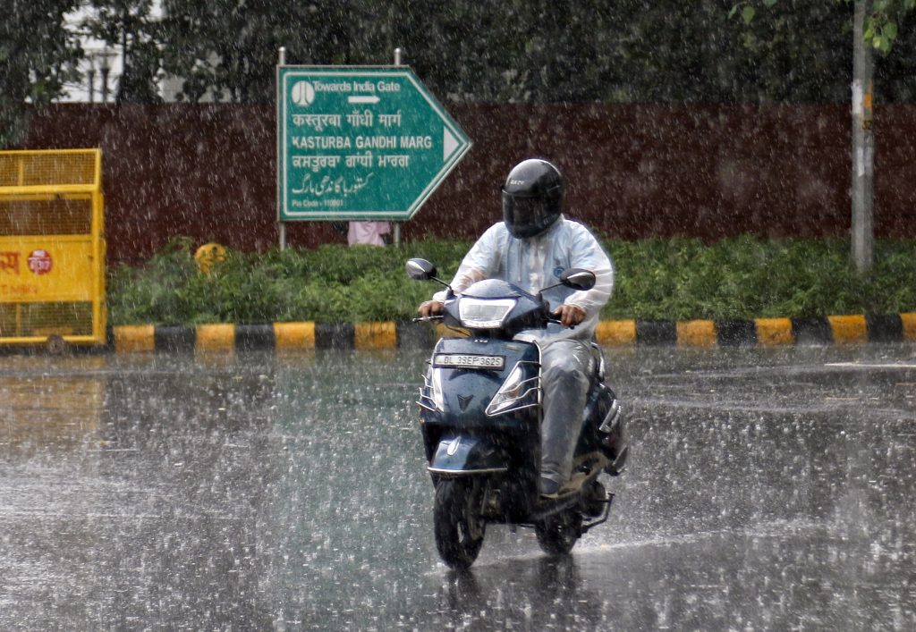heavy-rain-lash-parts-of-delhi,-min-temperature-recorded-at-25-degrees