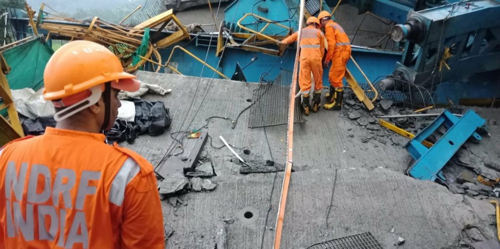 15-killed-as-crane-crashes-on-girder-in-maha-cm’s-home-district